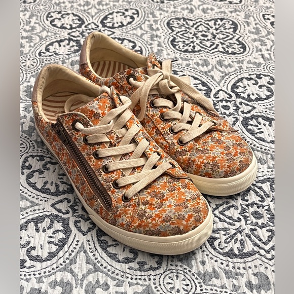 Taos Footwear Cream and White Sneakers with Floral Design sz 10 - Picture 2 of 12